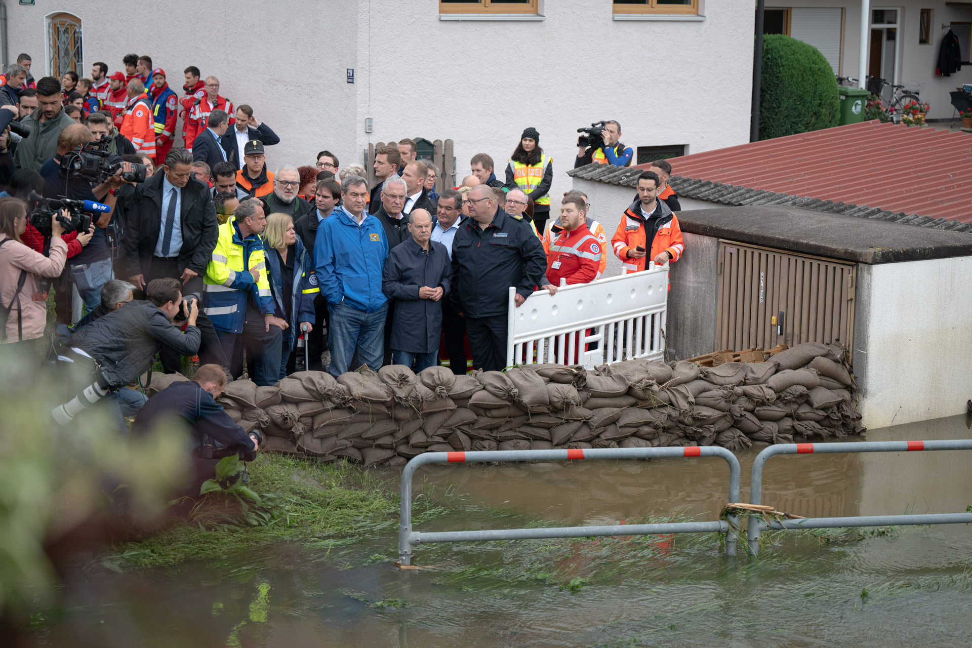 Bundeskanzler Olaf Scholz während des Hochwassers in Reichertshofen